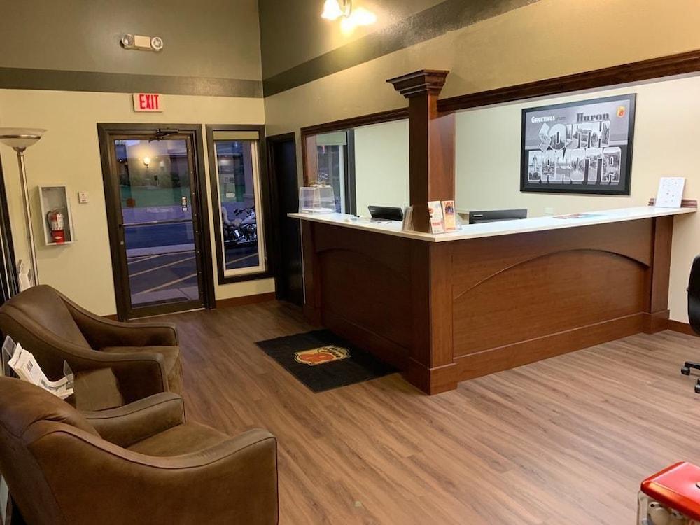 Super 8 By Wyndham Huron Exterior foto